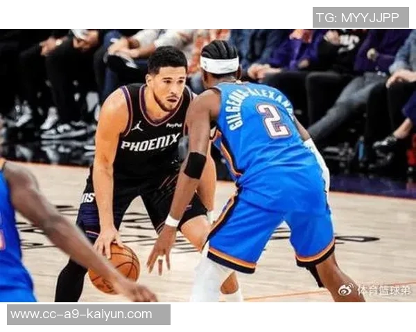 布克称赞马威为防守核心称其场上沟通与快速奔跑至关重要